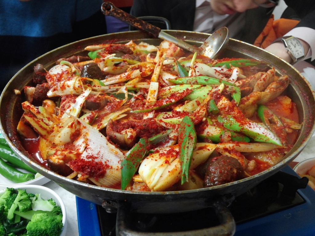 맵고 뜨거운 한국식 찌개 요리
